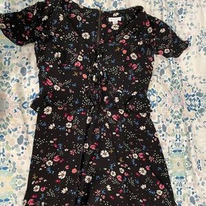 Super cute floral dress!